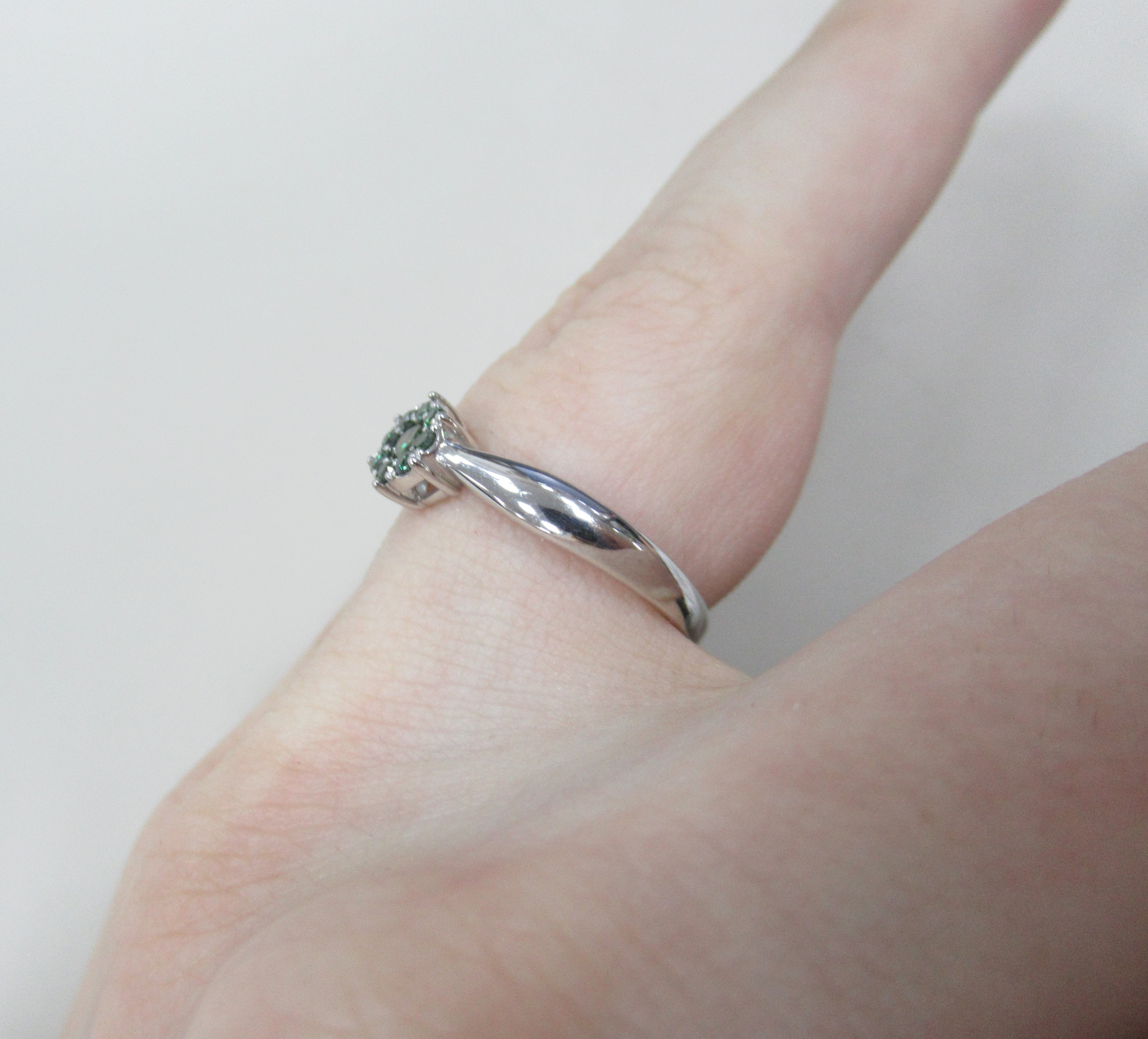 Кольцо из белого золота с зелеными бриллиантами